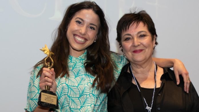 Clara Navarro, en el momento de recibir su premio en Madrid. (Foto: Esparraguera)