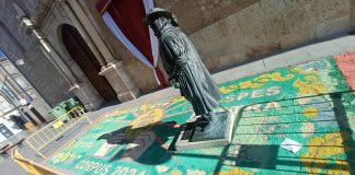 Más alfombras, mismo esfuerzo en el Corpus de Guadalajara A los pies del "Comendador Borobia", delante de la iglesia de Santiago, ha crecido también una alfombra este Corpus 2024 en Guadalajara. (Foto: La Crónic@)