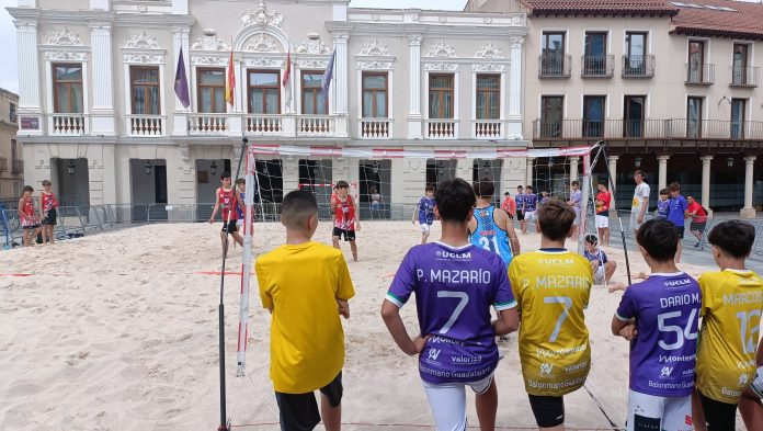 La Plaza Mayor se llenado de deportistas sobre la arena. (Foto: La Crónic@)