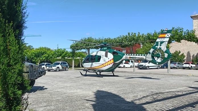 Helicóptero de la Guardia Civil en la explanada del Archivo Histórico Militar de Guadalajara. (Foto: La Crónic@)
