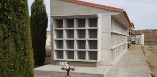 Ejemplo de osario prefabricado, en un cementerio español.