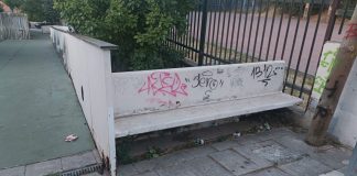 Nadie se sienta aquí... donde tampoco nadie se siente cómodo, entre tanta suciedad. (Foto: La Crónic@)