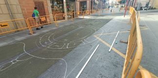 Preparando las alfombras del Corpus Preparando en la mañana del sábado la alfombra del Corpus en la calle Miguel Fluiters. (Foto: La Crónic@)