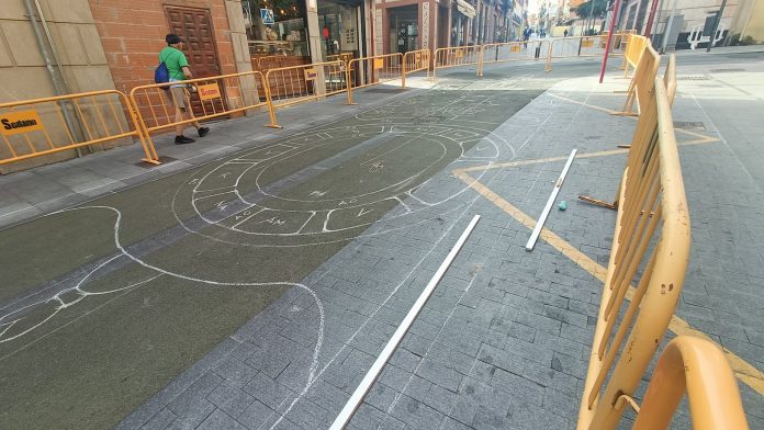 Preparando en la mañana del sábado la alfombra del Corpus en la calle Miguel Fluiters. (Foto: La Crónic@)