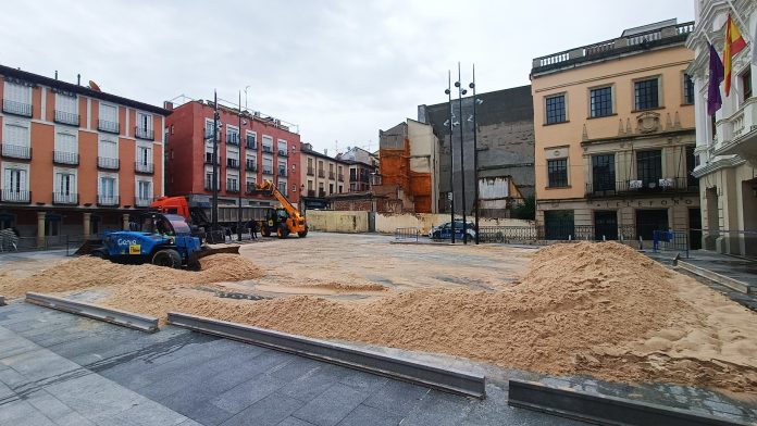 La efímera playa de Guadalajara en la Plaza Mayor, el 10 de junio de 2024. (Foto: La Crónic@)