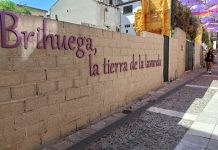 Lema turístico en una calle de Brihuega en el verano de 2024. (Foto: La Crónic@)