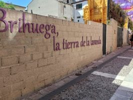 Lema turístico en una calle de Brihuega en el verano de 2024. (Foto: La Crónic@)