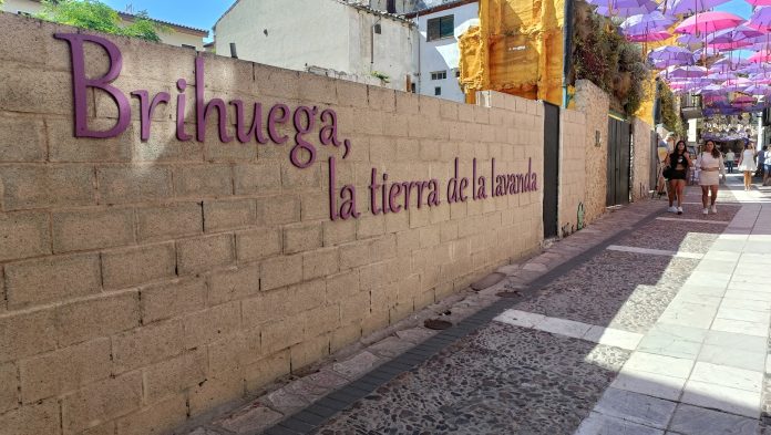 Lema turístico en una calle de Brihuega en el verano de 2024. (Foto: La Crónic@)
