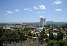 Torres de la central nuclear de Trillo, inconfundibles en el paisaje alcarreño.