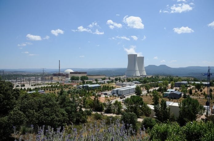 Torres de la central nuclear de Trillo, inconfundibles en el paisaje alcarreño.