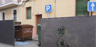 Contenedor+armatoste = una plaza menos para minusválidos Contenedores con los parapetos que intentan ocultarlos sobre una plaza hasta ahora reservada para minusválidos. (Foto: PSOE)