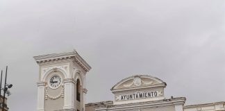 Montaje fotográfico para ilustrar cómo quedará la torre del Ayuntamiento de Guadalajara una vez desmochada. (Foto: La Crónic@)