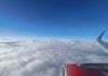 Iberia se suma a la fiebre y fletará un vuelo desde Madrid para seguir el eclipse solar sobre España Sobrevolando las nubes en un avión de Iberia Express en el verano de 2024. (Foto: La Crónic@)