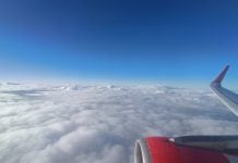 Iberia se suma a la fiebre y fletará un vuelo desde Madrid para seguir el eclipse solar sobre España Sobrevolando las nubes en un avión de Iberia Express en el verano de 2024. (Foto: La Crónic@)