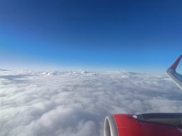 Sobrevolando las nubes en un avión de Iberia Express en el verano de 2024. (Foto: La Crónic@)