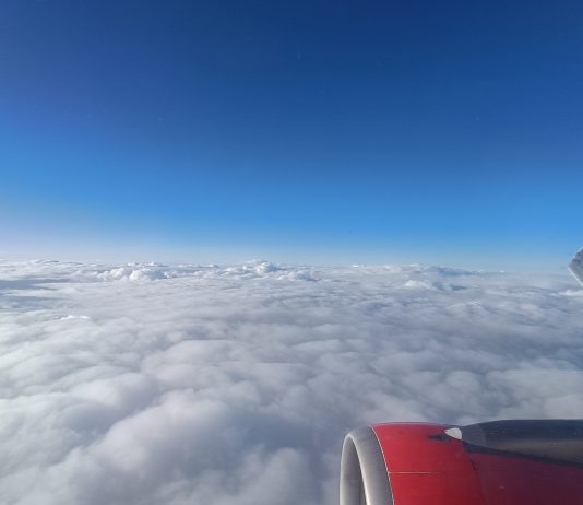 Sobrevolando las nubes en un avión de Iberia Express en el verano de 2024. (Foto: La Crónic@)