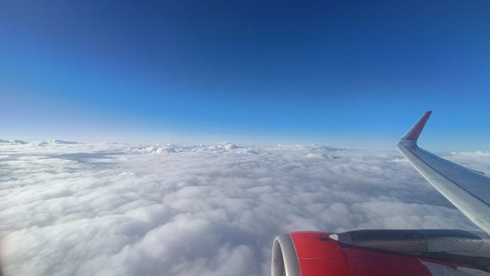 Sobrevolando las nubes en un avión de Iberia Express en el verano de 2024. (Foto: La Crónic@)