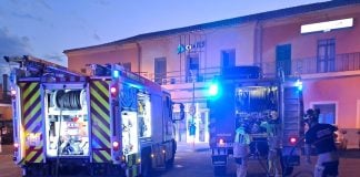 Los bomberos de Guadalajara, en pleno trabajo de extinción del incendio provocado intencionadamente junto a la Estación de Guadalajara.