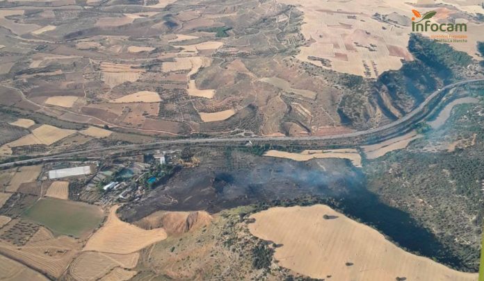 Vista aérea de la superficie quemada, donde se aprecia el inicio del fuego junto al Casino Club de Campo y el riesgo que había de que las llamas continuaran hacia el Sotillo. (Foto: Infocam)