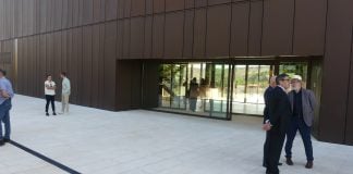Entrada al parador de turismo de Molina de Aragón, antes de su frustrada inauguración. (Foto: La Crónic@)