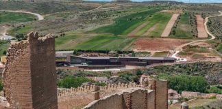 Al fondo, el parador de Molina de Aragón, desde el castillo.