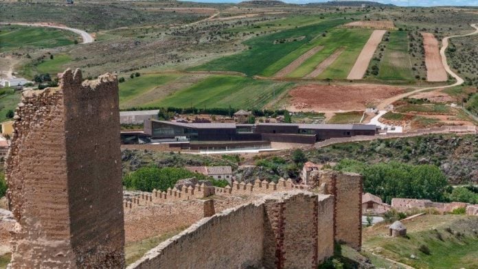 Al fondo, el parador de Molina de Aragón, desde el castillo.