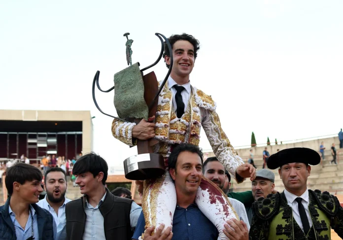 Víctor Hernández sale a hombros de la plaza de Móstoles con el trofeo que le acredita como triunfador de la Copa Chenel en 2024.