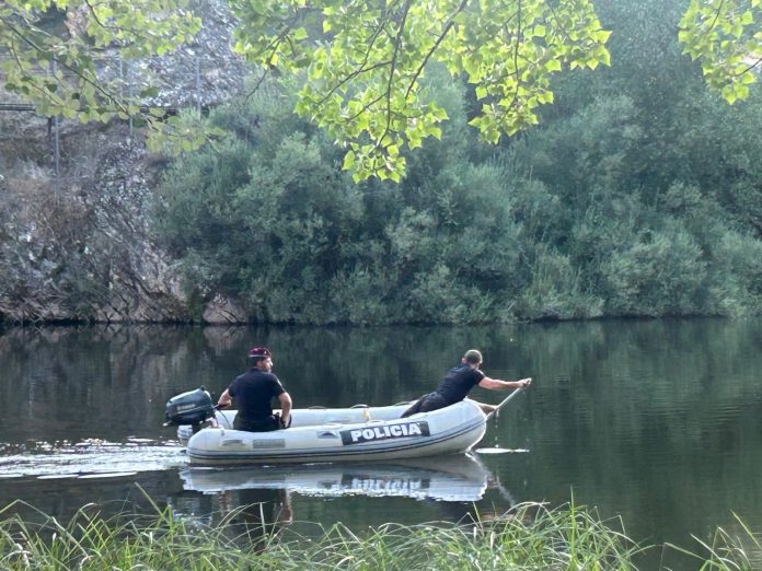 Sucesos.- Localizan el cuerpo sin vida del joven de Mali desaparecido en el río Duero en Soria Parte del dispositivo para localizar el cadáver del joven maliense ahogado en el Duero a su paso por Soria, encontrado y recuperado por los GEO.