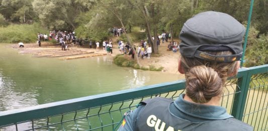 Muere un camionero en las aguas del Tajo en Taravilla Agente de la Guardia Civil en la Fiesta Ganchera de Taravilla, el 31 de agosto de 2024.