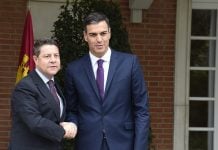«Calabazas» de Sánchez a García-Page: las elecciones generales serán después de locales y autonómicas García-Page y Pedro Sánchez en los momentos previos a su único encuentro hasta la fecha en Moncloa, el 15 de octubre de 2018.
