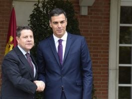 García-Page y Pedro Sánchez en los momentos previos a su único encuentro hasta la fecha en Moncloa, el 15 de octubre de 2018.