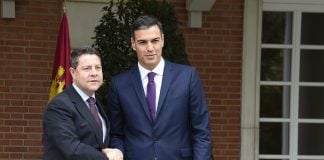 García-Page y Pedro Sánchez en los momentos previos a su único encuentro hasta la fecha en Moncloa, el 15 de octubre de 2018.