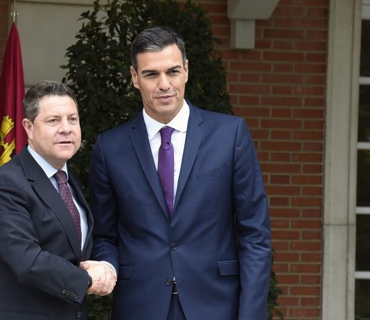 García-Page y Pedro Sánchez en los momentos previos a su único encuentro hasta la fecha en Moncloa, el 15 de octubre de 2018.