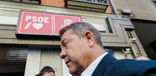 El presidente de Castilla-La Mancha, Emiliano García-Page, atiende a los medios de comunicación a su llegada a la reunión del Comité Federal del PSOE. (Foto: Carlos Luján / EP)
