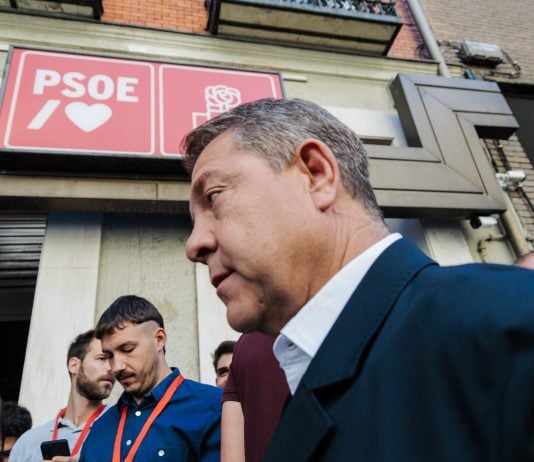 El presidente de Castilla-La Mancha, Emiliano García-Page, atiende a los medios de comunicación a su llegada a la reunión del Comité Federal del PSOE. (Foto: Carlos Luján / EP)