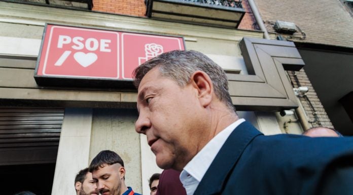 El presidente de Castilla-La Mancha, Emiliano García-Page, atiende a los medios de comunicación a su llegada a la reunión del Comité Federal del PSOE. (Foto: Carlos Luján / EP)