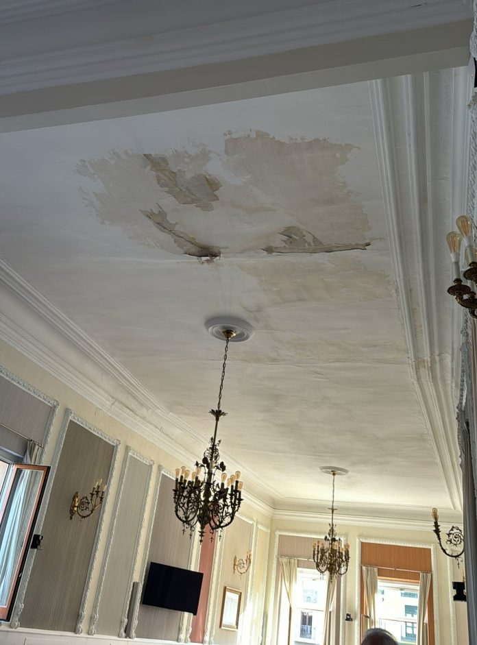 Gotera en el salón de plenos en el Ayuntamiento de Guadalajara, consecuencia de la tormenta del 30 de agosto de 2024.