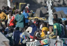 Choque entre Vox y Bellido, por la inmigración, en las Cortes de Castilla-La Mancha Inmigrantes en una patera.