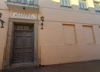 Otra protesta por otro motivo, que no es la zona azul Durante mucho tiempo, la "agrupación", como se referían a ella sus socios, ocupó los bajos "Educación y Descanso". Como Ateneo Municipal también, hasta el declive y clausura del céntrico edificio. (Foto: La Crónic@)
