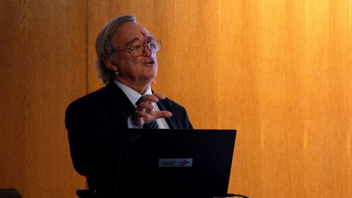 El doctor Barbacid, durante su conferencia en Guadalajara.