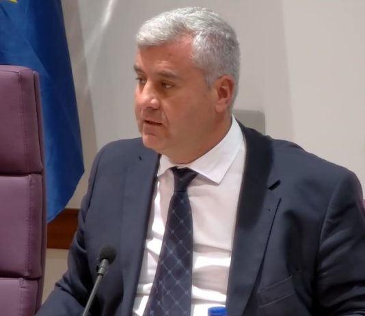 Alfonso Esteban en el pleno del Ayuntamiento de Guadalajara del 4 de octubre de 2024. (Foto: Ayto. Guadalajara / La Crónic@)