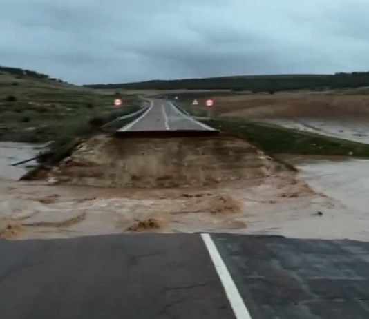 El río Piedra se ha llevado la carretera a su paso por Embid, según la imagen del vídeo que incluimos en esta noticia, remitido a LA CRÓNICA.
