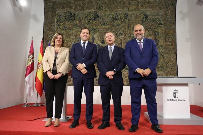 europapress-6278053-foto-familia-firma-convenio-junta-ayuntamiento-toledo-impulsar-ciudad-cine