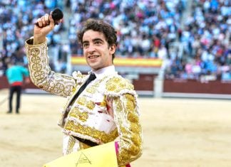 Carteles de la Feria de Guadalajara: 4 corridas de toros con pleno de figuras Víctor Hernández fue el único diestro que pudo pasear una oreja el 6 de octubre en Las Ventas. Roca Rey dejó la suya camino de la enfermería, tras la fuerte cogida sufrida. (Foto: Plaza1)