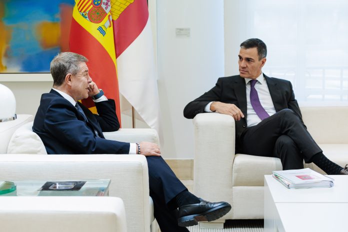 Sánchez y García-Page durante su encuentro en Moncloa en octubre de 2024.