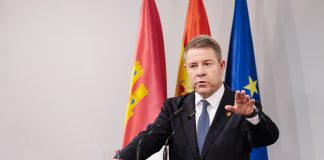 El presidente de Castilla-La Mancha, Emiliano García-Page, durante una rueda de prensa posterior a la reunión con el presidente del Gobierno, Pedro Sánchez, en el Complejo de La Moncloa, el 4 de octubre de 2024. (Foto: EP)
