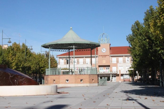 Plaza del Pueblo de Cabanillas del Campo. Al fondo, el Ayuntamiento.
