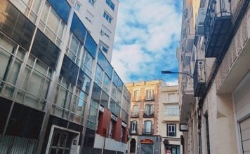 El número de hipotecas no crece en Guadalajara Viviendas antiguas de Guadalajara junto con uno de los bancos que más parte del mercado de hipotecas maneja en la provincia desde hace muchas décadas. (Foto: La Crónic@)