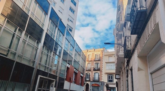 El número de hipotecas no crece en Guadalajara Viviendas antiguas de Guadalajara junto con uno de los bancos que más parte del mercado de hipotecas maneja en la provincia desde hace muchas décadas. (Foto: La Crónic@)
