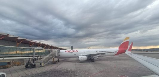 Escapar del AVE Madrid-Barcelona es más caro desde ahora: de 99 a 568 euros Avión de Iberia en Barajas, en 2024. (Foto: La Crónic@)